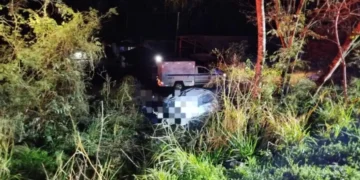 Carro em fuga cai de barranco e pega fogo em SC; homem é achado amordaçado no porta-malas
