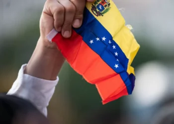 Venezuela envia 15.000 militares para a fronteira com a Colômbia