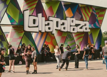 Artistas que marcaram presença no Lollapalooza Brasil 2025 se apresentam na edição do festival em Chicago