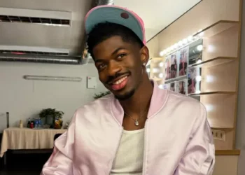 Lil Nas X permanecerá preso até segunda; rapper andou seminu e desorientado em L.A.