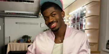 Lil Nas X permanecerá preso até segunda; rapper andou seminu e desorientado em L.A.
