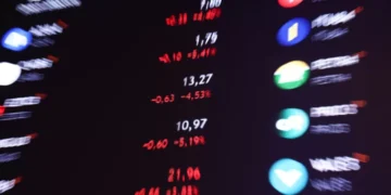 Ibovespa tem dia de leve ajuste, para baixo, mas defende os 137 mil pontos