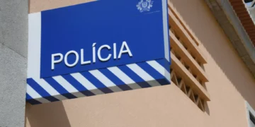 Idosa alvo de roubo por esticão à porta de casa em Guimarães