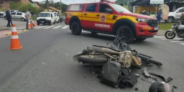 Acidente entre moto e caminhão mata mulher e fere homem em Blumenau