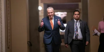 Reunião com Trump é só 1º passo para evitar paralisar governo, diz líder democrata