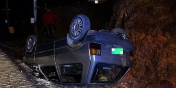 Motorista fica ferido após Fiat Uno capotar em Ascurra