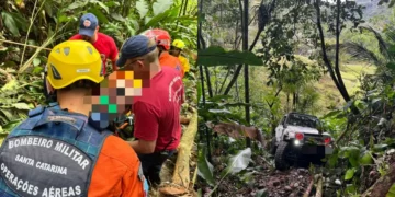 Carro cai em ribanceira em Blumenau e dois ocupantes são arremessados para fora do veículo