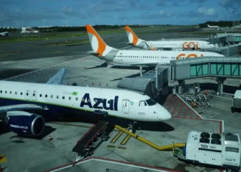 Ações da Azul e Gol disparam na Bolsa após fim de negociações sobre fusão
