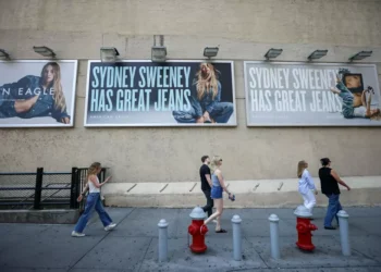 American Eagle dispara com vendas e sucesso da campanha polêmica com Sydney Sweeney