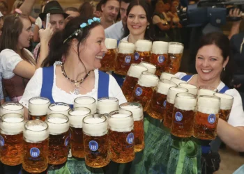 Chopp ou chope? Como pedir a bebida na Oktoberfest da forma correta