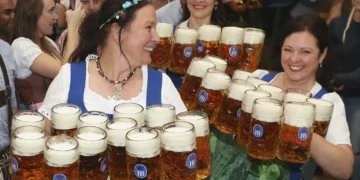 Chopp ou chope? Como pedir a bebida na Oktoberfest da forma correta