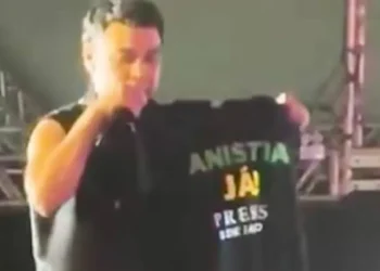 Show de Zezé Di Camargo em SC gera polêmica após gesto político e cachê pago com verba da Fundação de Turismo