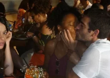 A atriz que beijou Humberto Carrão em festa de ‘Vale Tudo’