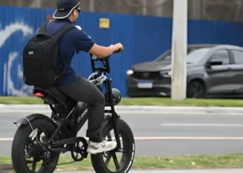 Emplacamento, habilitação e capacete obrigatório: novas regras para ciclomotores começam em 2026
