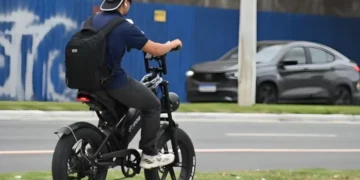Emplacamento, habilitação e capacete obrigatório: novas regras para ciclomotores começam em 2026