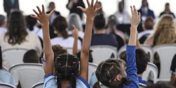 Mais brincadeira, menos tela: confira dicas para uma infância saudável