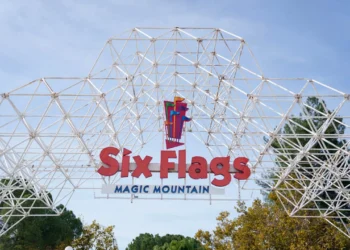 Investidor ativista se une a Travis Kelce para pedir mudanças nos parques Six Flags