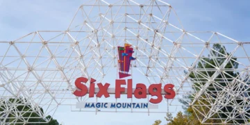 Investidor ativista se une a Travis Kelce para pedir mudanças nos parques Six Flags