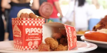 Sucesso na Oktoberfest: pipoca de linguiça ultrapassa 600 mil unidades vendidas