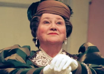 Morreu a atriz britânica Patricia Routledge, protagonista de “Cuidado com as Aparências”