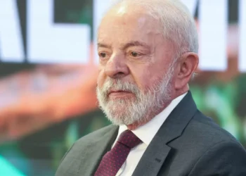 Lula troca de avião após falha no motor antes de voo no Pará