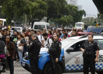 Ação no RJ é cortina de fumaça e expõe população, dizem especialistas
