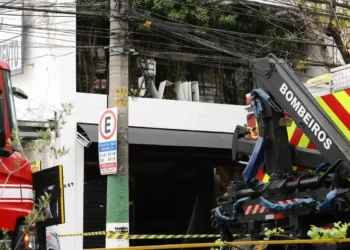 Bombeiros descartam explosão antes de desabamento em restaurante em SP
