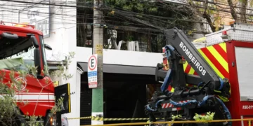 Bombeiros descartam explosão antes de desabamento em restaurante em SP