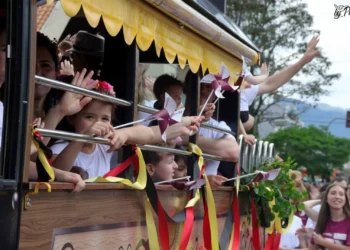 Mueller celebra raízes timboenses no desfile de aniversário da cidade e na Festa do Imigrante