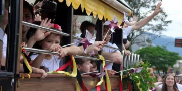 Mueller celebra raízes timboenses no desfile de aniversário da cidade e na Festa do Imigrante