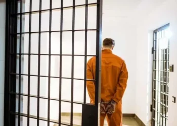 Câmara dos deputados aprova emenda que proíbe presos de votar enquanto estão detidos