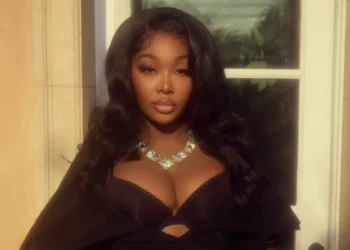 Enfim, acabou: Summer Walker fecha jornada emocional com álbum ‘Finally Over It’