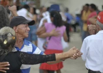 Expectativa de vida no país sobe para 76,6 anos, a maior já registrada