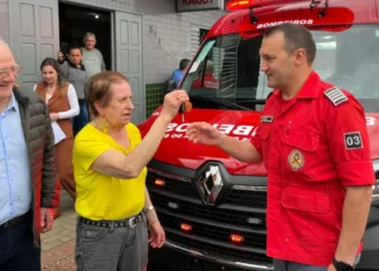 Jaraguá do Sul recebe ambulância doada por moradora para os Bombeiros Voluntários