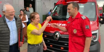 Jaraguá do Sul recebe ambulância doada por moradora para os Bombeiros Voluntários