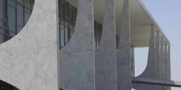 Governo sanciona proibição do uso de linguagem neutra em órgão público