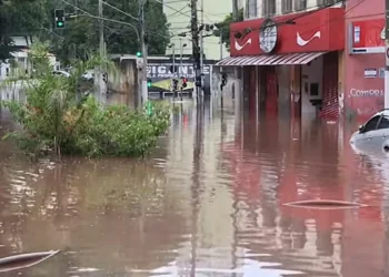 Domingo de Finados começa com chuva em São Paulo