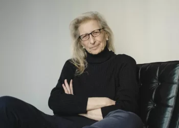 Annie Leibovitz: “A moda e a comédia têm-nos ajudado a sobreviver nestes tempos difíceis da política”