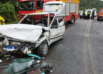 Motorista fica preso às ferragens após colisão entre utilitário de carga e carro em Blumenau