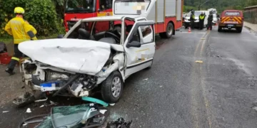 Motorista fica preso às ferragens após colisão entre utilitário de carga e carro em Blumenau
