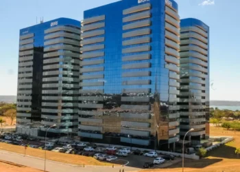 Justiça afasta temporariamente presidente e diretor do BRB