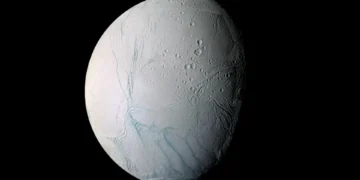 Estudo sugere que lua de Saturno possui estabilidade para o desenvolvimento de vida