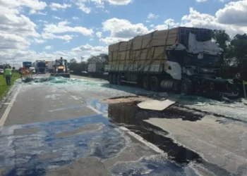 Motorista de carreta de Benedito Novo fica gravemente ferido em colisão na Dutra