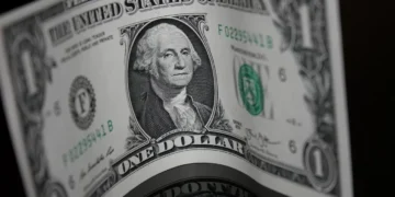 Dólar fecha dia estável a R$ 5,37, mas encerra mês com avanço de mais de 1%