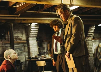 Emma Stone flui entre cômico e surreal no filme ‘Bugonia’