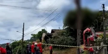 Técnico fica pendurado após levar choque elétrico durante manutenção em Jaraguá do Sul