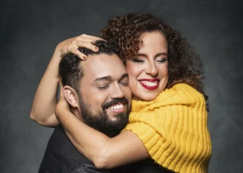 Primeira comédia romântica escrita e protagonizada por atores com deficiência visual está em cartaz no Rio