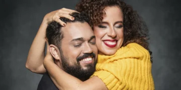 Primeira comédia romântica escrita e protagonizada por atores com deficiência visual está em cartaz no Rio