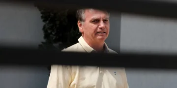 Bolsonaro e o aparelho de solda: ex-presidente fez curso de eletricidade à distância