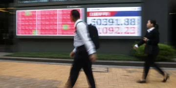 Operadores asiáticos iniciam semana cautelosos com empresas de tecnologia e shutdown